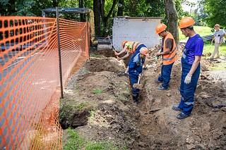 Глава Одинцовского округа Андрей Иванов проверил ход капитального ремонта сетей теплоснабжения в поселке Летний отдых. Также в инспекции приняли участие директор Одинцовского МЦУР Елена Меньшикова и депутаты окружного Совета депутатов Андрей Яцышин и Владимир Виницкий. Протяженность ремонтируемого участка — более 450 метров. Работы включены в госпрограмму, сейчас идет подготовительный этап — шурфование, обустройство траншей и основания для укладки труб. Глава Одинцовского округа подчеркнул, что капитальный ремонт участка необходимо завершить до конца августа