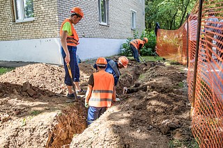 Глава Одинцовского округа Андрей Иванов проверил ход капитального ремонта сетей теплоснабжения в поселке Летний отдых. Также в инспекции приняли участие директор Одинцовского МЦУР Елена Меньшикова и депутаты окружного Совета депутатов Андрей Яцышин и Владимир Виницкий. Протяженность ремонтируемого участка — более 450 метров. Работы включены в госпрограмму, сейчас идет подготовительный этап — шурфование, обустройство траншей и основания для укладки труб. Глава Одинцовского округа подчеркнул, что капитальный ремонт участка необходимо завершить до конца августа