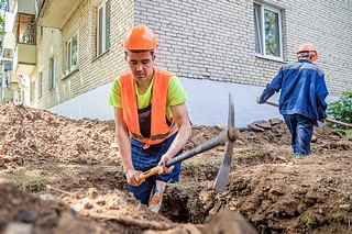 Глава Одинцовского округа Андрей Иванов проверил ход капитального ремонта сетей теплоснабжения в поселке Летний отдых. Также в инспекции приняли участие директор Одинцовского МЦУР Елена Меньшикова и депутаты окружного Совета депутатов Андрей Яцышин и Владимир Виницкий. Протяженность ремонтируемого участка — более 450 метров. Работы включены в госпрограмму, сейчас идет подготовительный этап — шурфование, обустройство траншей и основания для укладки труб. Глава Одинцовского округа подчеркнул, что капитальный ремонт участка необходимо завершить до конца августа