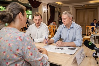 В формате «Выездной администрации» глава Одинцовского округа Андрей Иванов и профильные заместители провели личный прием в Захаровском — на площадке Дома культуры в поселке Летний отдых