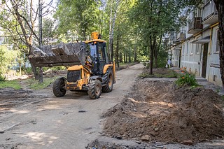 Глава Одинцовского округа Андрей Иванов вместе с жителями проверил, как идет благоустройство дворовой территории в поселке Новый городок. Комплекс работ затрагивает пространство у домов №№ 21, 22, 23, 24 и 25. До конца июля здесь обновят асфальтовое покрытие тротуаров, проездов и парковок. Также подрядчик обустроит разворотную площадку общественного транспорта у амбулатории и магазина «Пятерочка». В настоящий момент выполняются земляные работы между домами № 22 и № 23