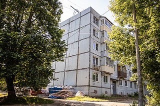Глава Одинцовского городского округа Андрей Иванов проверил ход капитального ремонта плоской крыши жилого дома № 21 в поселке Новый городок
