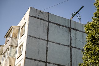 Глава Одинцовского городского округа Андрей Иванов проверил ход капитального ремонта плоской крыши жилого дома № 21 в поселке Новый городок