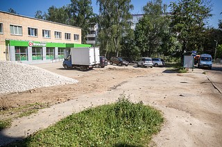 До конца июля в поселке Новый городок обустроят разворотную площадку общественного транспорта — между домами № 21 и № 41. Об этом шла речь на встрече главы Одинцовского округа Андрея Иванова с жителями поселка. Кроме того, планируется обустроить парковку у врачебной амбулатории. Глава муниципалитета особо подчеркнул, что подрядной организации следует усилить информационную работу — подробно рассказать жителям о том, что планируется сделать на объекте