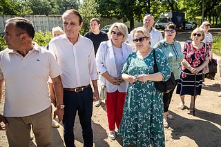 До конца июля в поселке Новый городок обустроят разворотную площадку общественного транспорта — между домами № 21 и № 41. Об этом шла речь на встрече главы Одинцовского округа Андрея Иванова с жителями поселка. Кроме того, планируется обустроить парковку у врачебной амбулатории. Глава муниципалитета особо подчеркнул, что подрядной организации следует усилить информационную работу — подробно рассказать жителям о том, что планируется сделать на объекте