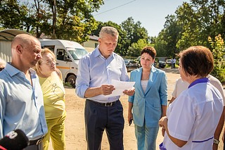 До конца июля в поселке Новый городок обустроят разворотную площадку общественного транспорта — между домами № 21 и № 41. Об этом шла речь на встрече главы Одинцовского округа Андрея Иванова с жителями поселка. Кроме того, планируется обустроить парковку у врачебной амбулатории. Глава муниципалитета особо подчеркнул, что подрядной организации следует усилить информационную работу — подробно рассказать жителям о том, что планируется сделать на объекте