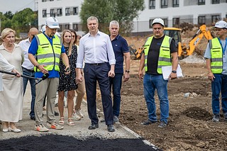 Глава Одинцовского городского округа Андрей Иванов вместе с директором Зареченской СОШ Ириной Коротеевой, окружными депутатами Михаилом Зимовцом и Ириной Грабарчук оценил темпы строительства новой школы в рабочем поселке Заречье