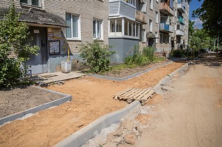 Глава Одинцовского округа Андрей Иванов вместе с жителями проверил, как идет благоустройство дворовой территории в поселке Новый городок. Комплекс работ затрагивает пространство у домов №№ 21, 22, 23, 24 и 25. До конца июля здесь обновят асфальтовое покрытие тротуаров, проездов и парковок. Также подрядчик обустроит разворотную площадку общественного транспорта у амбулатории и магазина «Пятерочка». В настоящий момент выполняются земляные работы между домами № 22 и № 23