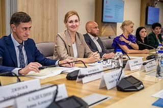 Глава Одинцовского округа Андрей Иванов провел встречу с инициативным жителями Голицыно. Помимо заместителей и руководителей профильных подразделений в расширенном совещании приняли участие — депутаты Вячеслав Киреев и Владимир Сёмин, директор Одинцовского ЦУРа Елена Меньшикова, заместитель генерального директора предприятия «Мосавтодор» Эдуард Джиоев, руководитель «Упрдоркапстроя» Сергей Батушенко, директор Лесногородской школы Иван Шушин, директор Одинцовского филиала «Мособлэнерго» Роман Крылов, директор «Рузского регионального оператора» Иван Мельников, а также представители «Одинцовской Теплосети» — Андрей Боровиков и Светлана Дейвис. На совещании обсудили широкий спектр вопросов, связанных с дорожной инфраструктурой, благоустройством, ЖКХ, развитием спорта и другими сферами