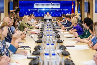 Глава Одинцовского округа Андрей Иванов провел встречу с инициативным жителями Голицыно. Помимо заместителей и руководителей профильных подразделений в расширенном совещании приняли участие — депутаты Вячеслав Киреев и Владимир Сёмин, директор Одинцовского ЦУРа Елена Меньшикова, заместитель генерального директора предприятия «Мосавтодор» Эдуард Джиоев, руководитель «Упрдоркапстроя» Сергей Батушенко, директор Лесногородской школы Иван Шушин, директор Одинцовского филиала «Мособлэнерго» Роман Крылов, директор «Рузского регионального оператора» Иван Мельников, а также представители «Одинцовской Теплосети» — Андрей Боровиков и Светлана Дейвис. На совещании обсудили широкий спектр вопросов, связанных с дорожной инфраструктурой, благоустройством, ЖКХ, развитием спорта и другими сферами