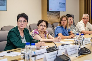 Глава Одинцовского округа Андрей Иванов провел встречу с инициативным жителями Голицыно. Помимо заместителей и руководителей профильных подразделений в расширенном совещании приняли участие — депутаты Вячеслав Киреев и Владимир Сёмин, директор Одинцовского ЦУРа Елена Меньшикова, заместитель генерального директора предприятия «Мосавтодор» Эдуард Джиоев, руководитель «Упрдоркапстроя» Сергей Батушенко, директор Лесногородской школы Иван Шушин, директор Одинцовского филиала «Мособлэнерго» Роман Крылов, директор «Рузского регионального оператора» Иван Мельников, а также представители «Одинцовской Теплосети» — Андрей Боровиков и Светлана Дейвис. На совещании обсудили широкий спектр вопросов, связанных с дорожной инфраструктурой, благоустройством, ЖКХ, развитием спорта и другими сферами