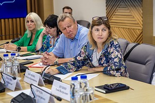 Глава Одинцовского округа Андрей Иванов провел встречу с инициативным жителями Голицыно. Помимо заместителей и руководителей профильных подразделений в расширенном совещании приняли участие — депутаты Вячеслав Киреев и Владимир Сёмин, директор Одинцовского ЦУРа Елена Меньшикова, заместитель генерального директора предприятия «Мосавтодор» Эдуард Джиоев, руководитель «Упрдоркапстроя» Сергей Батушенко, директор Лесногородской школы Иван Шушин, директор Одинцовского филиала «Мособлэнерго» Роман Крылов, директор «Рузского регионального оператора» Иван Мельников, а также представители «Одинцовской Теплосети» — Андрей Боровиков и Светлана Дейвис. На совещании обсудили широкий спектр вопросов, связанных с дорожной инфраструктурой, благоустройством, ЖКХ, развитием спорта и другими сферами