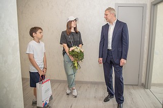 Глава Одинцовского округа Андрей Иванов вручил ключи от квартир в домах-новостройках 9 семьям переселенцев из ветхого жилья. Квартиры расположены в корпусах № 26 и № 28 современного ЖК «Союзный», их передала в муниципальную собственность компания-застройщик «СЗ Вектор Недвижимости». Прежним жильем новоселов был построенный ещё в 1920 году ветхий двухэтажный дом № 43 на улице Верхне-Пролетарская
