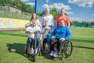 Фото: Андрей Иванов вручил спортсмену-паралимпийцу Сергею Сокульскому документы о предоставлении земельного участка