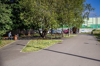 Глава Одинцовского округа Андрей Иванов осмотрел пешеходный маршрут у станции МЦД-4 «Лесной городок». В рамках благоустройства здесь заасфальтировали пешеходную дорожку протяженностью 200 метров и шириной 3 метра. Тротуар позволяет местным жителям пройти от самой станции МЦД до жилой застройки Лесного городка. На объекте уложили асфальтовое покрытие на площади 600м², для удобства пешеходов вдоль тротуара установили скамейки и урны, а ближе к Минскому шоссе — обустроили парковки для велосипедов