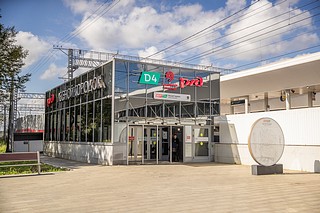 Глава Одинцовского округа Андрей Иванов осмотрел пешеходный маршрут у станции МЦД-4 «Лесной городок». В рамках благоустройства здесь заасфальтировали пешеходную дорожку протяженностью 200 метров и шириной 3 метра. Тротуар позволяет местным жителям пройти от самой станции МЦД до жилой застройки Лесного городка. На объекте уложили асфальтовое покрытие на площади 600м², для удобства пешеходов вдоль тротуара установили скамейки и урны, а ближе к Минскому шоссе — обустроили парковки для велосипедов