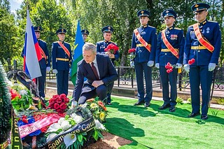 На городском кладбище в Кубинке создали Аллею Славы Воздушно-десантных войск: здесь погребены военнослужащие 45-й отдельной бригады специального назначения, отдавшие свои жизни при исполнении долга в ходе специальной военной операции. Глава Одинцовского округа Андрей Иванов почтил память героев и возложил цветы на могилы погибших военных