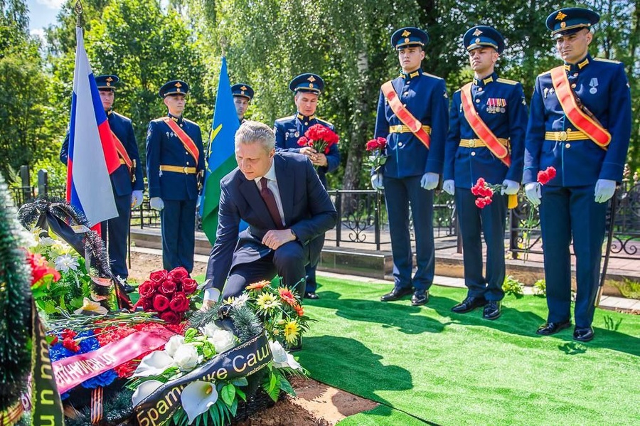 Андрей Иванов возложил цветы на Аллее Славы Воздушно-десантных войск
