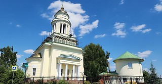 Волонтёры храма Живоначальной Троицы из села Ершово делают носилки для раненых и плетут маскировочные сети. Общественницы движения «Золотые руки ангела» передают гуманитарную помощь в зону проведения специальной военной операции. Коробки с маскировочными сетями и носилками на Донбасс доставляет инициативная группа «Zа нами победа»