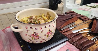 Эксперт московской ассоциации кулинаров Олег Ольхов провёл в городском парке Звенигорода мастер-класс: на фестивале «Малиновый джем» он показал, как правильно приготовить ушное из баранины и малиновый взвар
