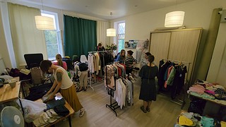 В Лесном городке состоялся ставший уже традиционным фримаркет: раз в несколько месяцев жители приносят свои старые вещи, чтобы их могли забрать те, кому они окажутся нужнее. На вешалках — мужская, женская и детская одежда, на полках — игрушки, предметы быта. Организатор — жительница Лесного городка Наталья Припадчева