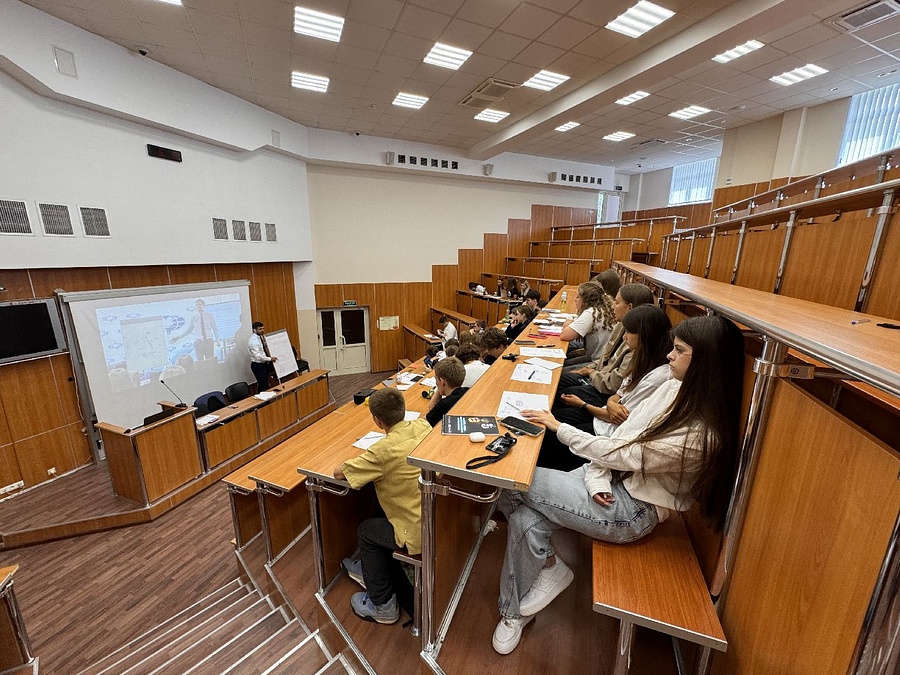 В Одинцовском кампусе МГИМО стартовала летняя школа. В качестве слушателей — старшеклассники округа, которые успешно сдали ОГЭ и с красным аттестатом окончили 9-ый класс.