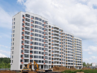 В Одинцовском городском округе Подмосковья продолжается строительство жилого комплекса «Высокие Жаворонки», который представляет собой целый квартал жилых 12-этажных домов с благоустроенными дворами. Девелопер проекта ГК «Гранель» уже сдал в эксплуатацию шесть корпусов. Сейчас ведутся работы в корпусах № 10 и № 11