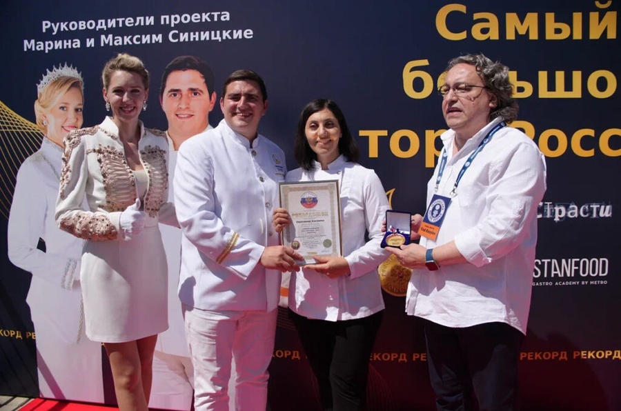 Кондитер из Одинцовского округа установила два мировых рекорда на выставке «Россия», Кондитер из Одинцовского округа установила два мировых рекорда на выставке «Россия»