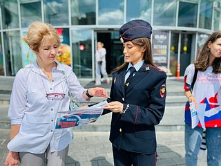 Сотрудники полиции и Госавтоинспекции во взаимодействии с волонтёрами Молодежного центра провели в Одинцово акцию «Твои Госуслуги». Её цель — популяризация использования электронных государственных услуг по линии органов внутренних дел