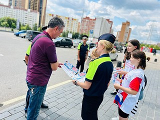 Сотрудники полиции и Госавтоинспекции во взаимодействии с волонтёрами Молодежного центра провели в Одинцово акцию «Твои Госуслуги». Её цель — популяризация использования электронных государственных услуг по линии органов внутренних дел