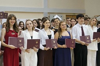 В большом зале спортивно-оздоровительного комплекса Одинцовского филиала МГИМО 1 июля состоялась торжественная церемония вручения дипломов о среднем профессиональном образовании выпускникам Колледжа МГИМО. С приветственным словом к выпускникам обратилась директор Колледжа МГИМО Марина Воробьева, которая поздравила ребят и пожелала успехов в дальнейшем поступлении на программы бакалавриата. В этом году из 186 выпускников колледжа 73 удостоены дипломов с отличием
