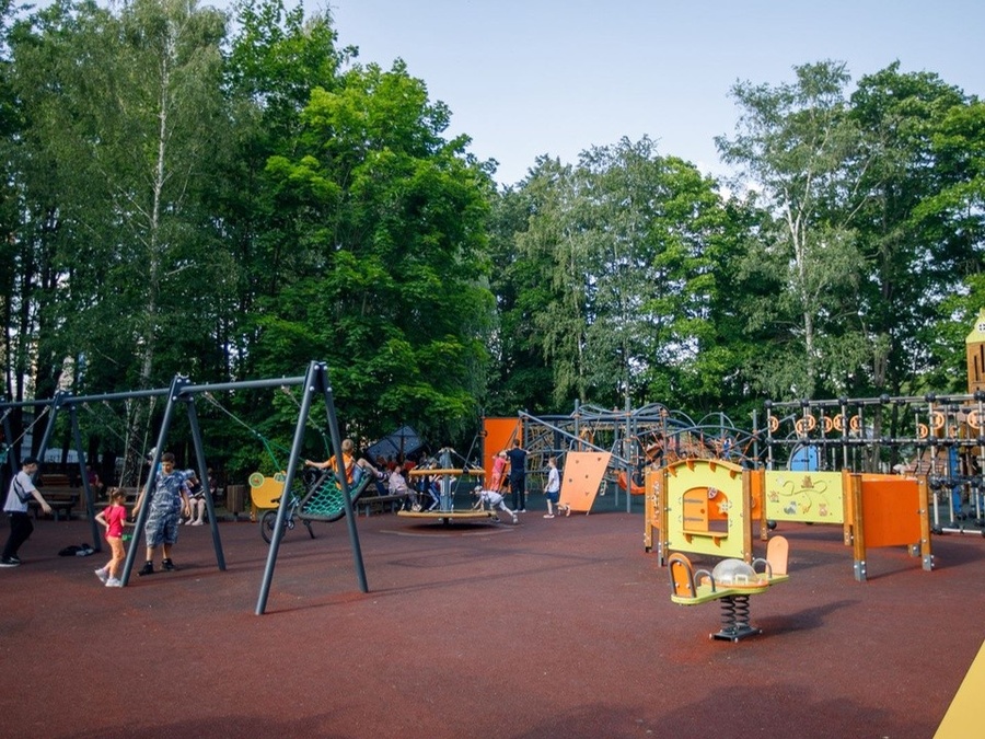 Строительство детской игровой площадки на Коммунистическом проспекте в городе Голицыно начнется 27 июля и должно быть завершено 5 сентября — сейчас идет подписание соответствующего контракта, Июль