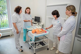 На базе Одинцовской областной больницы начал работу учебный симуляционный центр — здесь действующие и будущие сотрудники медицинской сферы смогут обучаться и совершенствовать уже имеющиеся практические навыки. Глава муниципалитета Андрей Иванов вместе с депутатом Совета депутатов Одинцовского округа Ниной Гинтовой осмотрел новый центр. На встрече также присутствовала сотрудник Одинцовской областной больницы Елена Горбачева