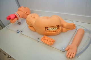 На базе Одинцовской областной больницы начал работу учебный симуляционный центр — здесь действующие и будущие сотрудники медицинской сферы смогут обучаться и совершенствовать уже имеющиеся практические навыки. Глава муниципалитета Андрей Иванов вместе с депутатом Совета депутатов Одинцовского округа Ниной Гинтовой осмотрел новый центр. На встрече также присутствовала сотрудник Одинцовской областной больницы Елена Горбачева