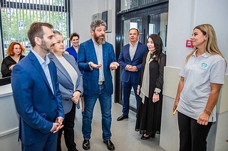 На базе Одинцовской областной больницы начал работу учебный симуляционный центр — здесь действующие и будущие сотрудники медицинской сферы смогут обучаться и совершенствовать уже имеющиеся практические навыки. Глава муниципалитета Андрей Иванов вместе с депутатом Совета депутатов Одинцовского округа Ниной Гинтовой осмотрел новый центр. На встрече также присутствовала сотрудник Одинцовской областной больницы Елена Горбачева