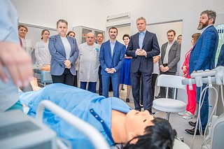 На базе Одинцовской областной больницы начал работу учебный симуляционный центр — здесь действующие и будущие сотрудники медицинской сферы смогут обучаться и совершенствовать уже имеющиеся практические навыки. Глава муниципалитета Андрей Иванов вместе с депутатом Совета депутатов Одинцовского округа Ниной Гинтовой осмотрел новый центр. На встрече также присутствовала сотрудник Одинцовской областной больницы Елена Горбачева