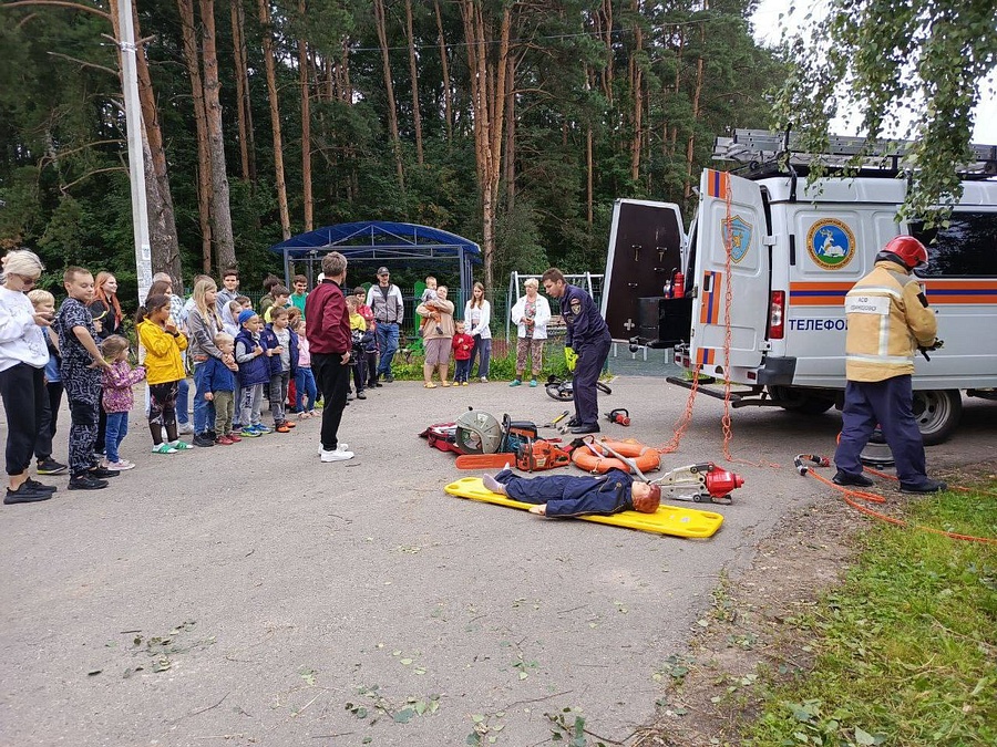 В Одинцовском округе в деревне Зайцево 3 августа состоялось ознакомительное занятие по гражданской обороне и навыкам оказания первой помощи. Сотрудники МКУ Аварийно-спасательное формирование «Центр гражданской защиты Одинцовского городского округа» рассказали и показали младшим школьникам, как правильно оказывать первую помощь и реагировать на чрезвычайные ситуации, а также что делать в случае возникновения ЧС.