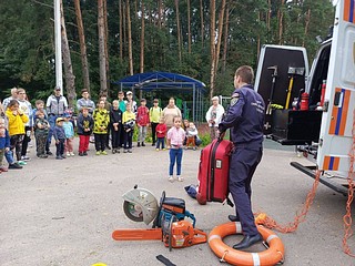В Одинцовском округе в деревне Зайцево 3 августа состоялось ознакомительное занятие по гражданской обороне и навыкам оказания первой помощи. Сотрудники МКУ Аварийно-спасательное формирование «Центр гражданской защиты Одинцовского городского округа» рассказали и показали младшим школьникам, как правильно оказывать первую помощь и реагировать на чрезвычайные ситуации, а также что делать в случае возникновения ЧС