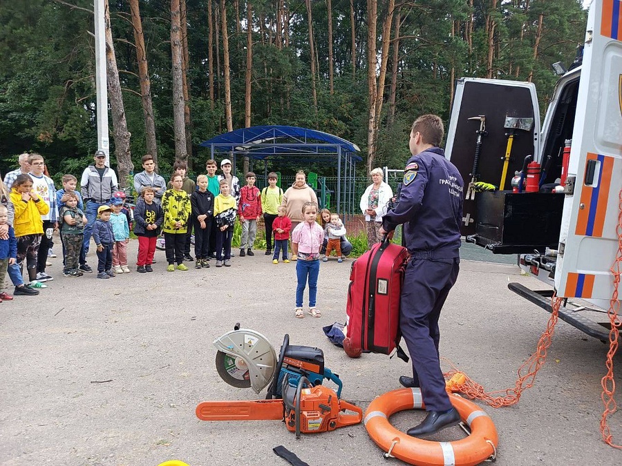 В Одинцовском округе в деревне Зайцево 3 августа состоялось ознакомительное занятие по гражданской обороне и навыкам оказания первой помощи. Сотрудники МКУ Аварийно-спасательное формирование «Центр гражданской защиты Одинцовского городского округа» рассказали и показали младшим школьникам, как правильно оказывать первую помощь и реагировать на чрезвычайные ситуации, а также что делать в случае возникновения ЧС, Август