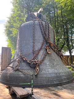 Символ города Звенигорода — колокол — установят в Малиновом овраге. В исторической справке, которая была подготовлена Звенигородским-музеем заповедником, сообщается, что с 1660-х годов до 1941 года на звоннице Саввино-Сторожевского монастыря находился знаменитый 35-тонный колокол (2125 пудов 30 гривенок)