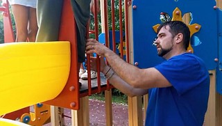 Спасатели освободили ребенка, застрявшего ногой на детской площадке в поселке ВНИИССОК