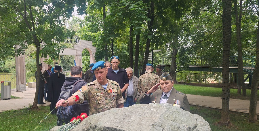 В День воздушно-десантных войск в храме Вознесения Господня в Звенигороде отслужили панихиду по погибшим воинам. Участники боевых действий в Афганистане и Чечне, волонтёры и учащиеся кадетских классов школы «КвантУм» возложили цветы к памятнику воинам-интернационалистам в городском парке и к мемориалу Славы в центре города, Август