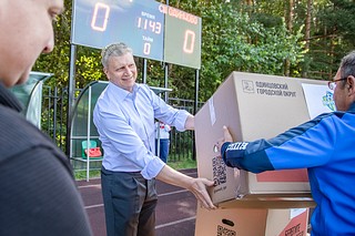 Глава Одинцовского округа Андрей Иванов вручил комплекты новой спортивной формы футболистам спортивной школы «Витязь» из Старого городка