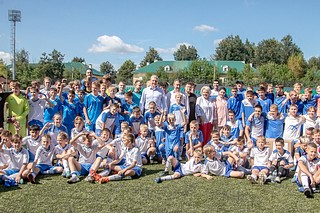 Глава Одинцовского округа Андрей Иванов вручил комплекты новой спортивной формы футболистам спортивной школы «Витязь» из Старого городка