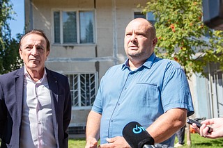 Глава Одинцовского округа Андрей Иванов вместе с депутатами Андреем Яцышиным и Владимиром Виницким, представителем «Одинцовской Теплосети» Светланой Дейвис, директором Одинцовского МЦУР Еленой Меньшиковой проверил ход подготовки жилого фонда в поселке Старый городок к прохождению осенне-зимнего периода