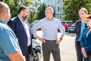 Глава Одинцовского округа Андрей Иванов вместе с депутатами Андреем Яцышиным и Владимиром Виницким, представителем «Одинцовской Теплосети» Светланой Дейвис, директором Одинцовского МЦУР Еленой Меньшиковой проверил ход подготовки жилого фонда в поселке Старый городок к прохождению осенне-зимнего периода