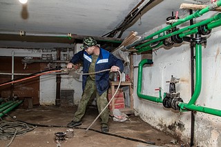 Глава Одинцовского округа Андрей Иванов вместе с депутатами Андреем Яцышиным и Владимиром Виницким, представителем «Одинцовской Теплосети» Светланой Дейвис, директором Одинцовского МЦУР Еленой Меньшиковой проверил ход подготовки жилого фонда в поселке Старый городок к прохождению осенне-зимнего периода