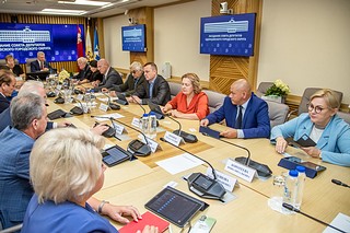 Главный врач Одинцовской областной больницы Андрей Фадеев выступил с докладом на очередной сессии Совета депутатов муниципалитета. Он проинформировал муниципальный парламент об основных направлениях развития ООБ. Центральной задачей медучреждения главврач назвал решение кадрового вопроса