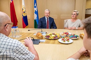 Андрей Иванов встретился с учеником 10 «А» класса одинцовской СОШ № 12 Романом Вдовиным. Несмотря на юный возраст, школьник уже успел проявить себя настоящим героем — отдыхая с родителями на берегу реки Днепр в Смоленской области, мальчик заметил, как один из купающихся ушел под воду