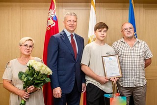 Андрей Иванов встретился с учеником 10 «А» класса одинцовской СОШ № 12 Романом Вдовиным. Несмотря на юный возраст, школьник уже успел проявить себя настоящим героем — отдыхая с родителями на берегу реки Днепр в Смоленской области, мальчик заметил, как один из купающихся ушел под воду